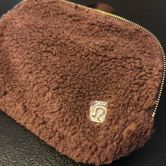 NWT Lululemon Everywhere Brown Fleece Belt Bag 1L - Picture 7 of 9